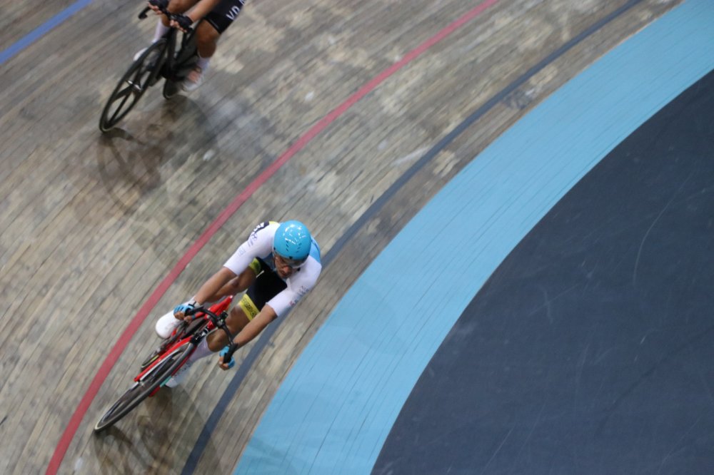 старт заезда на велотреке крупным планом