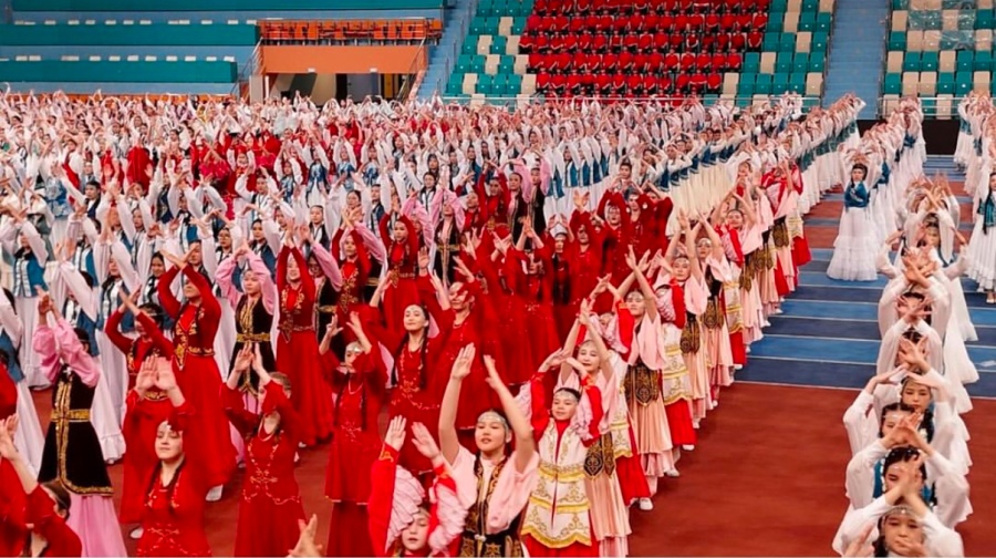 3000 schoolgirls simultaneously performed the traditional dance "Kamajai."